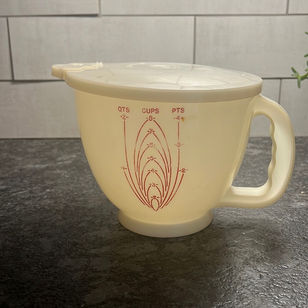 2 Quart vintage Tupperware measures bowl with lid. Very good condition f…